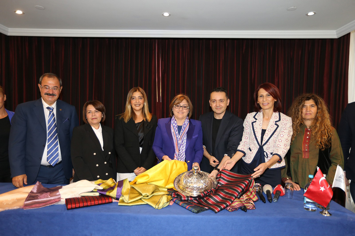 KUTNU KUMAŞI LONDRA MODA HAFTASI’NDA TANITILIYOR