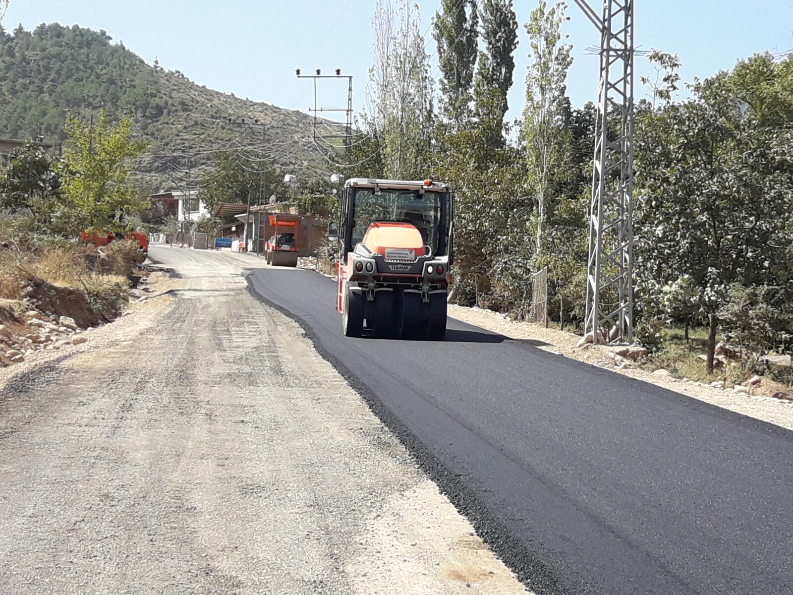 DOLUCA GRUP YOLU ASFALTLANIYOR