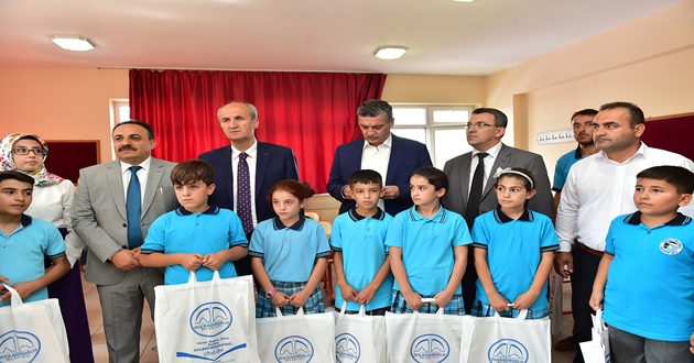 Dulkadiroğlu Belediyesi’nden, 2 bin 500 öğrenciye kırtasiye seti