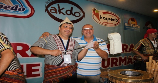 KONYALILARIN MARAŞ DONDURMASI KEYFİ