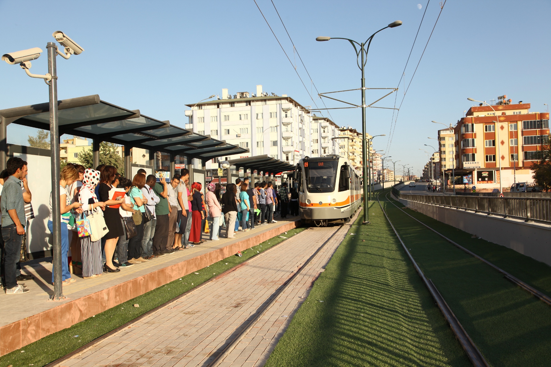 TRAMVAY DURAKLARININ BİRLEŞTİRİLMESİ YOLCU KAPASİTESİNİ ARTTIRDI
