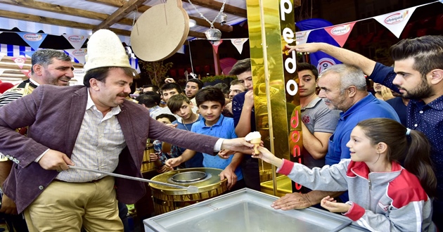 BAŞKAN ERKOÇ’TAN VATANDAŞA DONDURMA İKRAMI