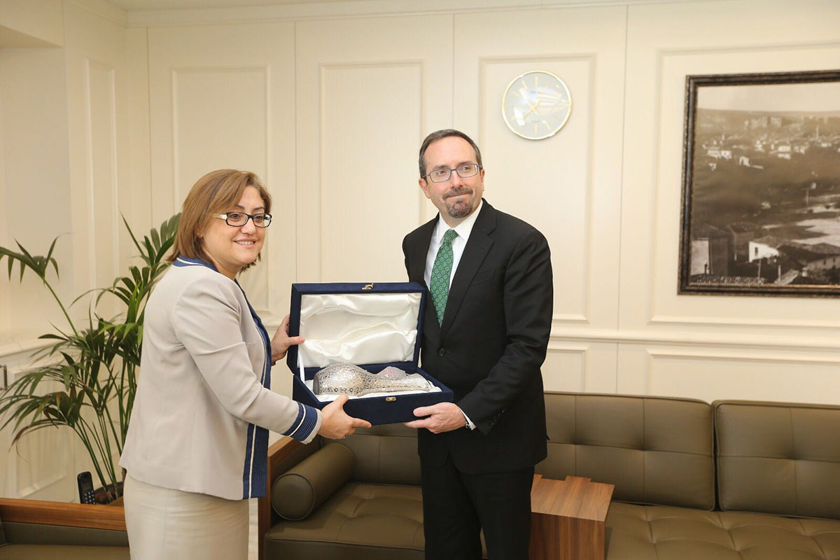ABD’NİN ESKİ ANKARA BÜYÜKELÇİSİ BASS, BAŞKAN ŞAHİN’İ ZİYARET ETTİ