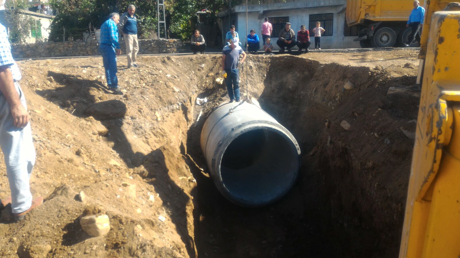 KIRMAKAYA’DA BÜZ DÖŞEMESİ DEVAM EDİYOR