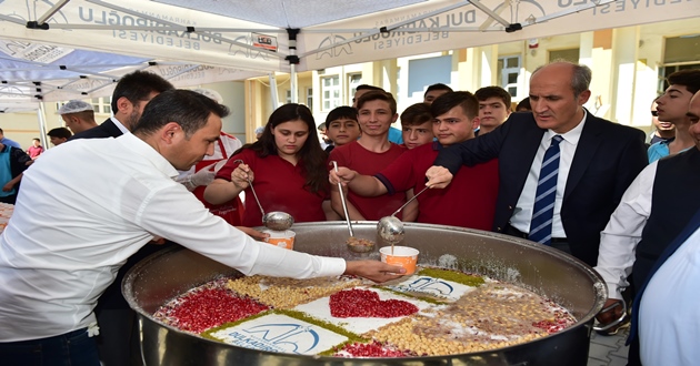 DULKADİROĞLU’NDAN ÖĞRENCİLERE AŞURE