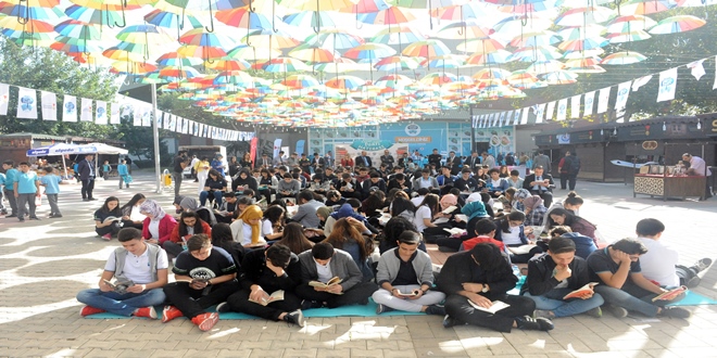 KİTAP FUARI’NIN İLK GÜNÜNDE KİTAP OKUMA ETKİNLİĞİ