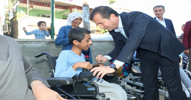 BAŞKAN BOZDAĞ’DAN, ENGELLİLERE TEKERLEKLİ SANDALYE DESTEĞİ DEVAM EDİYOR