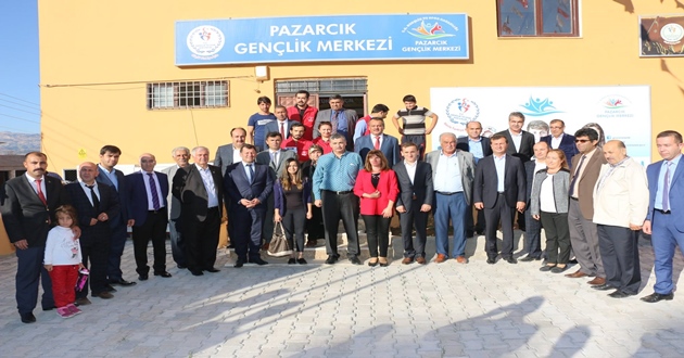 BAŞKAN GÜVENÇ, PAZARCIK GENÇLİK MERKEZİNDE BİR TAKIM İNCELEMELERDE BULUNDU