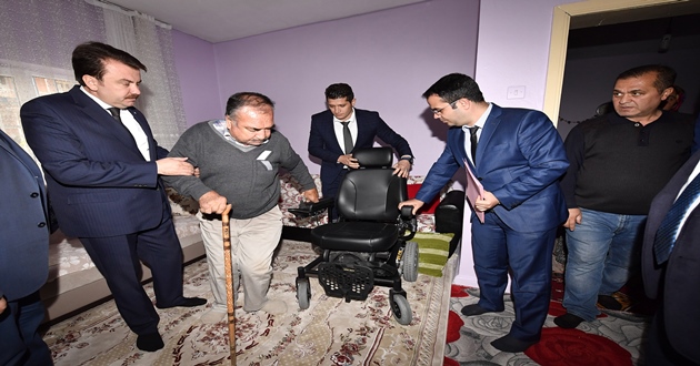 BAŞKAN EROÇ ELBİSTAN’DA AKÜLÜ ARABA HEDİYE ETTİ