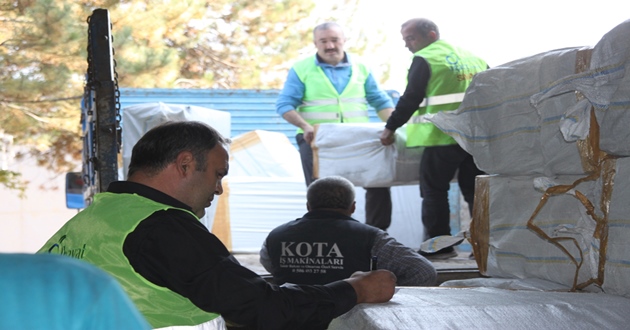 HAYIRSEVER İŞ ADAMI BİR KAMYON KIYAFET GÖNDERDİ