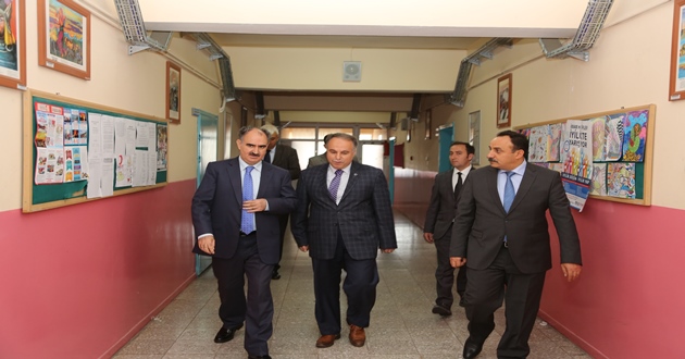 Vali Özkan Okulları Ziyaret Ediyor