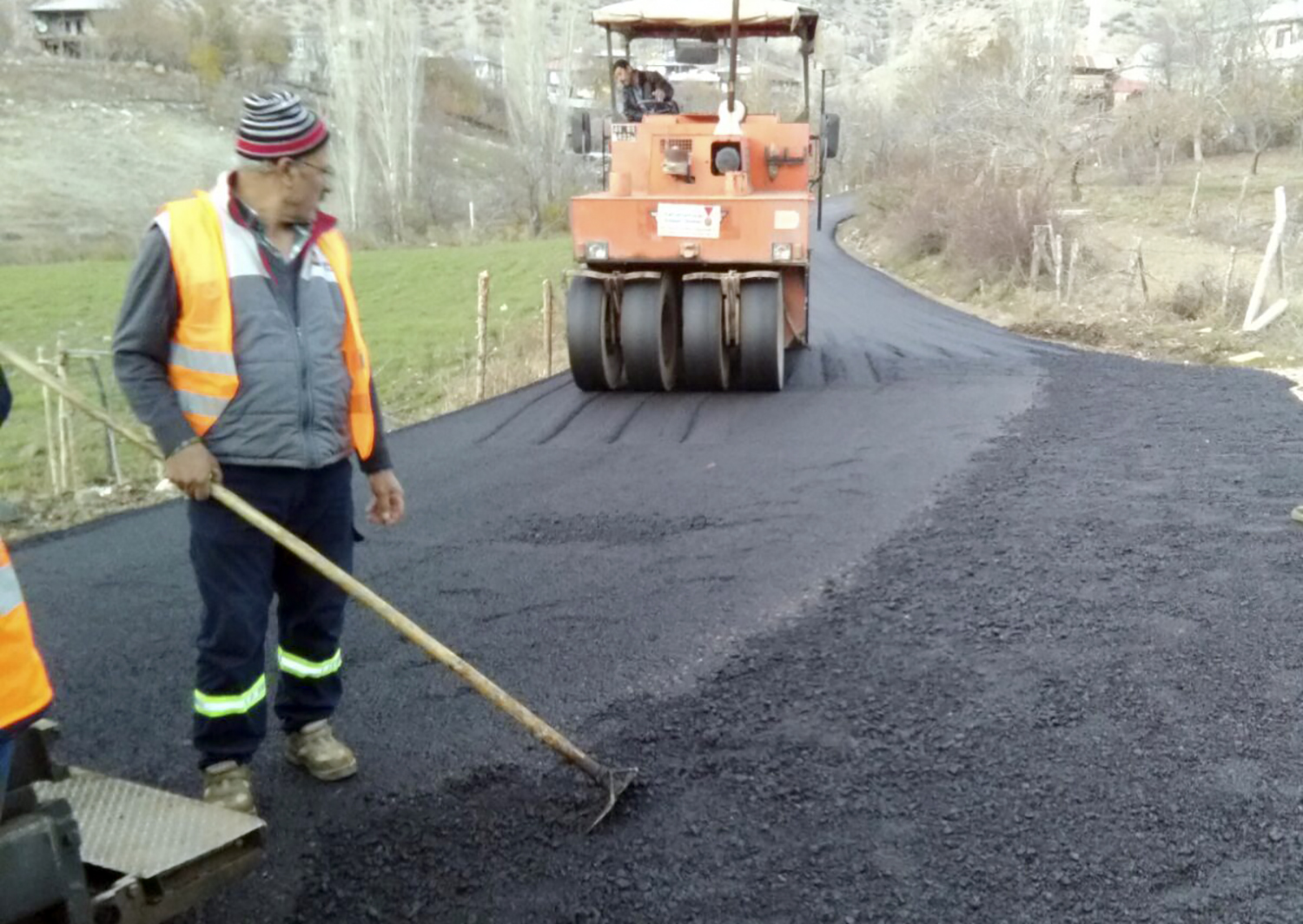 ÇUKURHİSAR YOLU ASFALTLANIYOR