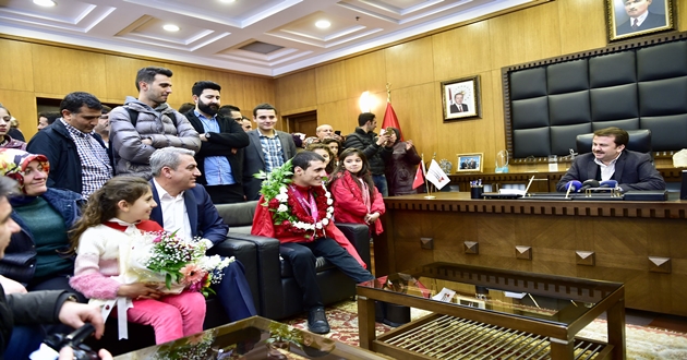 DÜNYA ŞAMPİYONU EROĞLU’NA COŞKULU KARŞILAMA