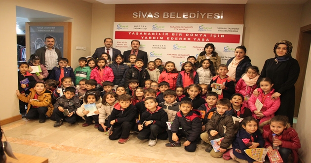 HAYAT AĞACI DERNEĞİ HEM YARDIM EDİYOR, HEM MODEL OLUYOR