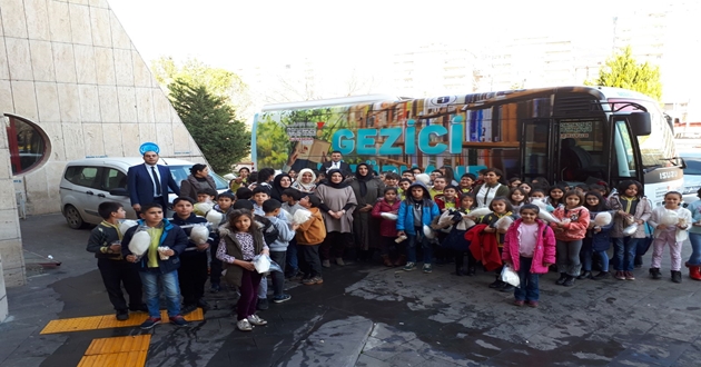 NECİP FAZIL’IN MİNİK ZİYARETÇİLERİ