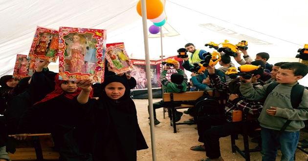 İDLİB’DEN SONRA HAMA’DA DA ÇOCUKLARA OYUNCAK DAĞITILDI