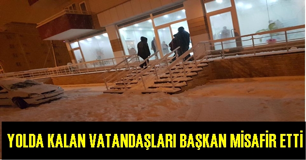 YOLDA KALAN VATANDAŞLARI BAŞKAN MİSAFİR ETTİ