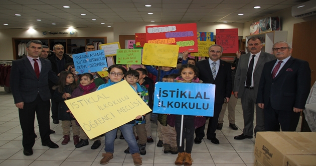 ÖĞRENCİLERDEN PANKARTLI YARDIM
