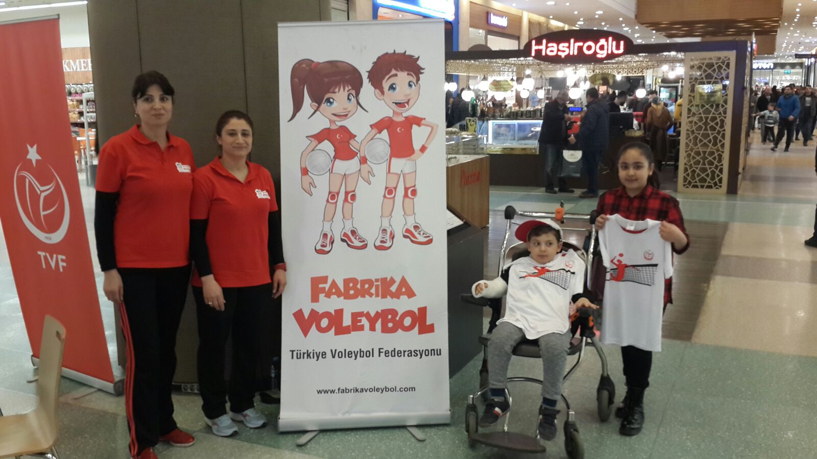 Fabrika Voleybol Okulu Piazza’da tanıtıldı Kahramanmaraşlı çocuklar Fabrika Voleybol ile buluştu