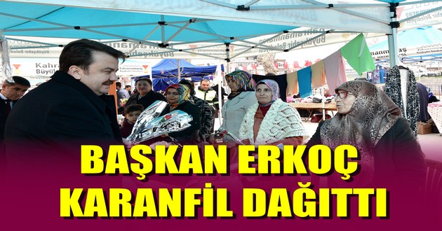 BAŞKAN ERKOÇ KARANFİL DAĞITTI