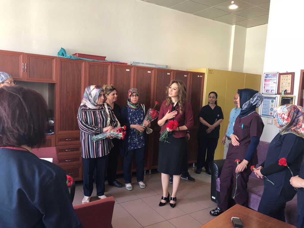 MHP ADAYI KARAKOÇ DORA DOĞUMEVİ HASTANESİ’NDE KARANFİL DAĞITTI