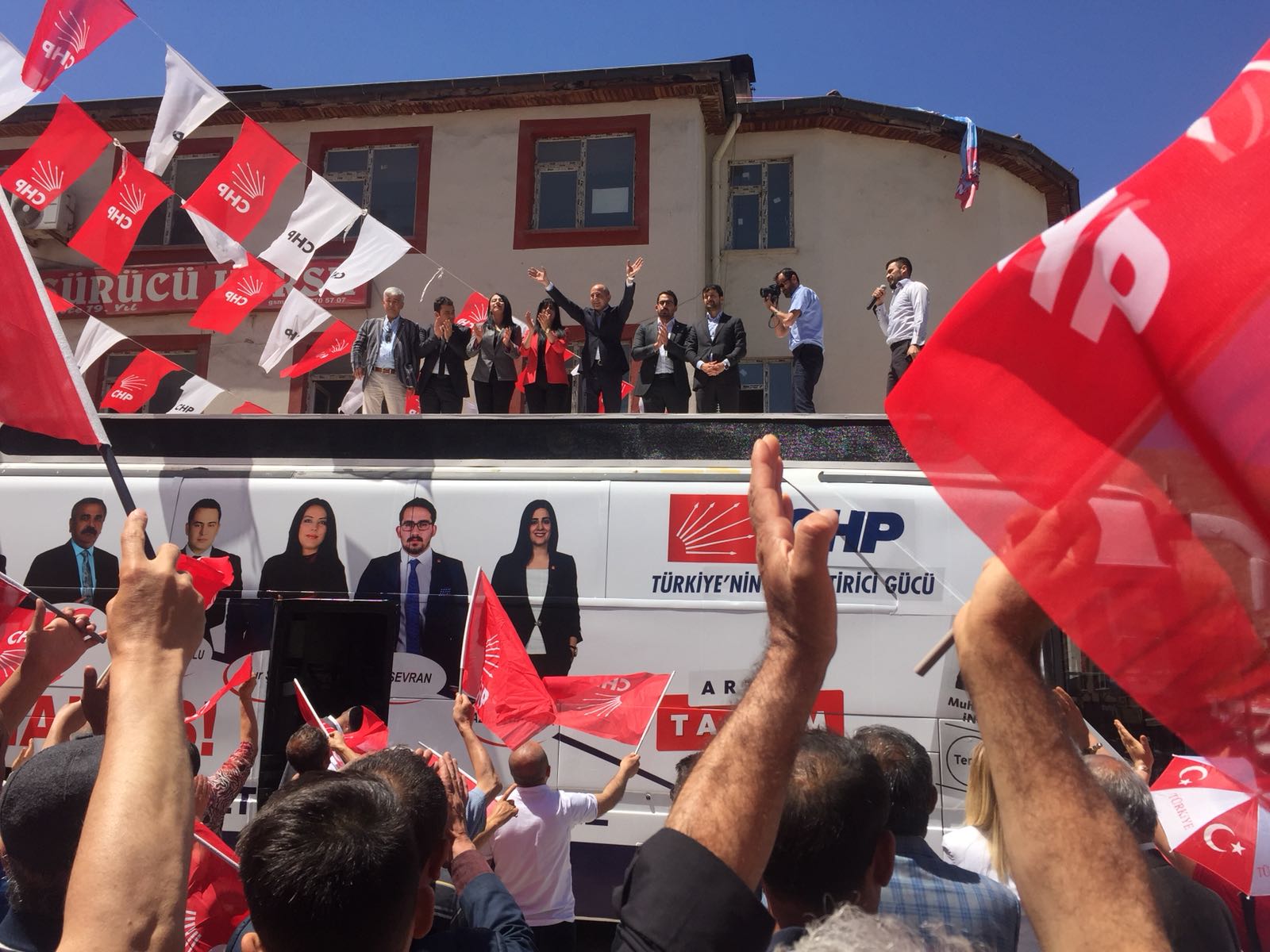 ÖZTUNÇ ELBİSTAN’DA GÖVDE GÖSTERİSİ YAPTI