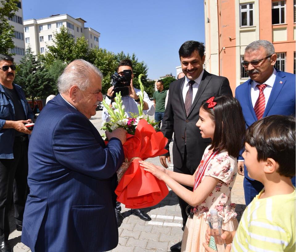 MAHÇİÇEK ÖĞRENCİLERİN KARNE HEYECANINA ORTAK OLDU