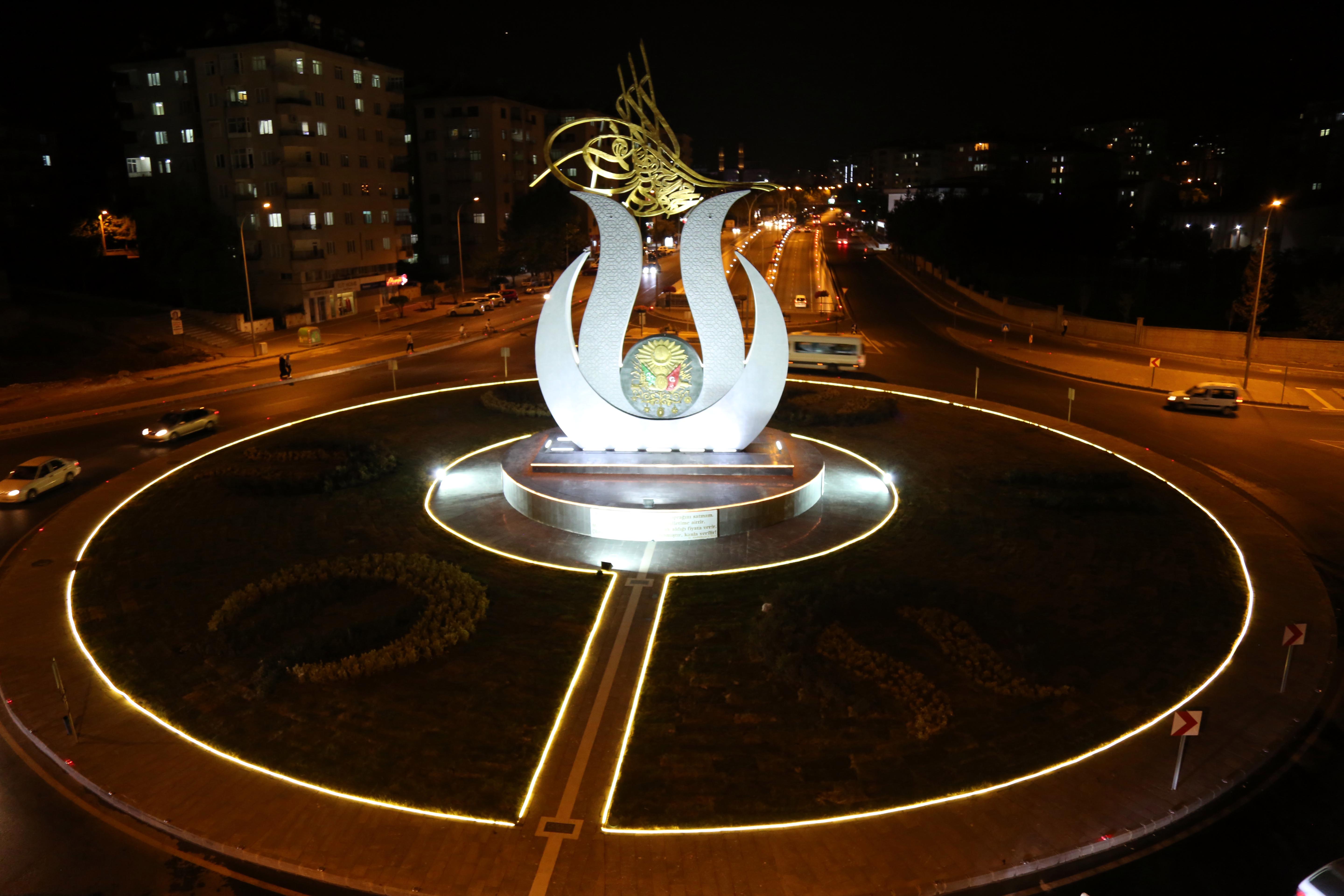 ABDÜLHAMİDHAN KAVŞAĞI’NA DEV LALE FİGÜRÜ