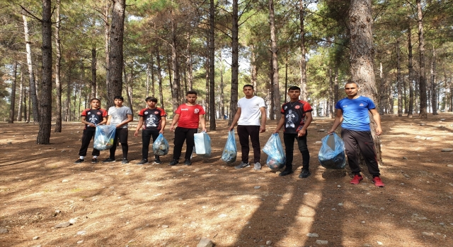 Osmaniye’de sporcular doğada hem antrenman yaptı hem de çöp topladı