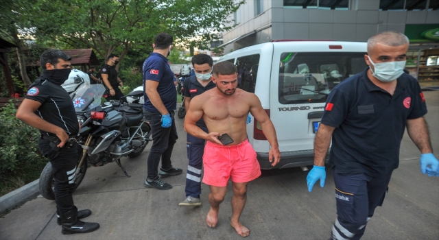 Antalya’da bir kişi bıçakla yaralandı