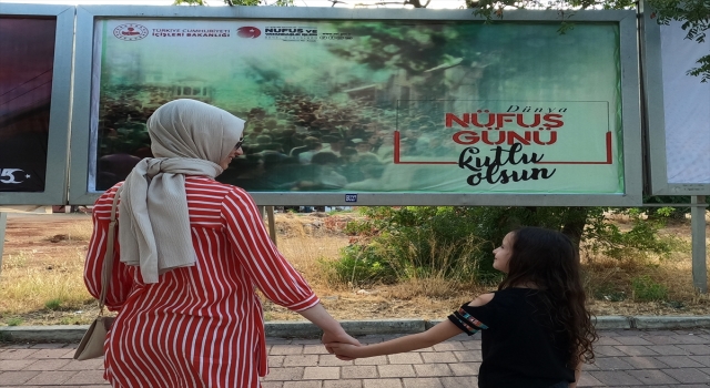 Antalya’da Dünya Nüfus Günü’ne afişlerle kutlama