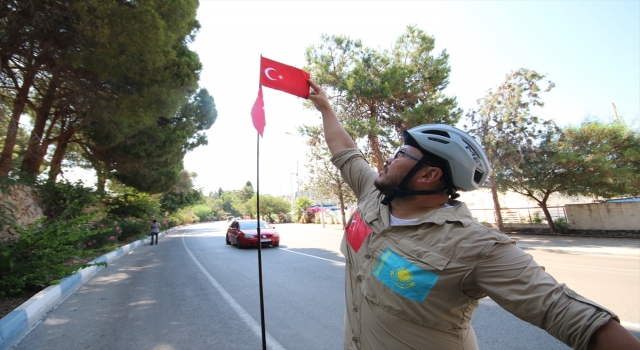 Bisikletle Türkiye’de turuna çıkan Kazak sporcu Kushuyev, Kaş’a ulaştı