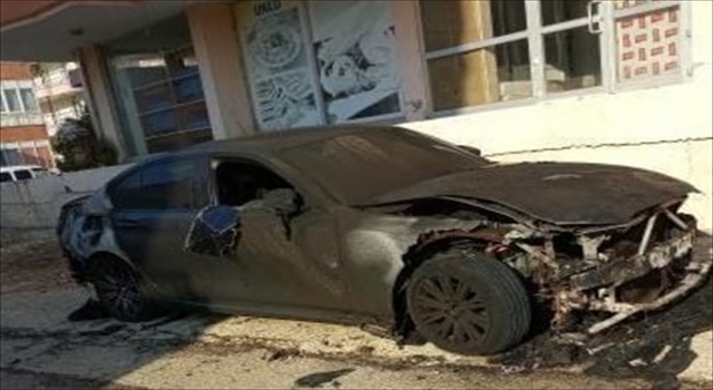 Serik’te park halindeki otomobil yandı