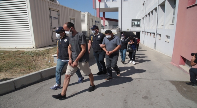 Adana merkezli internetten dolandırıcılık operasyonunda yakalanan 32 zanlıdan 11’i tutuklandı