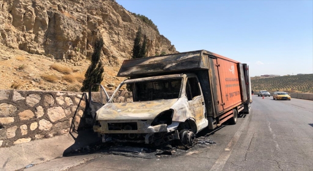 Hatay’da seyir halindeki tıbbi atık aracı yandı