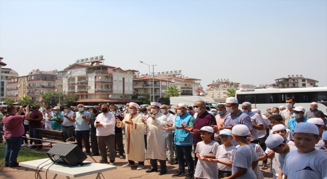 Orman yangınlarının sürdüğü Manavgat’ta vatandaşlar yağmur duasına çıktı