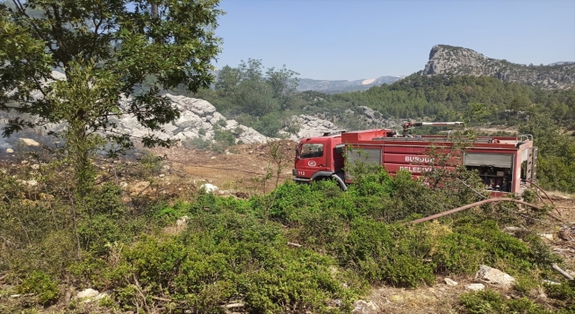 Isparta’da çıkan orman yangınına havadan ve karadan müdahale sürüyor