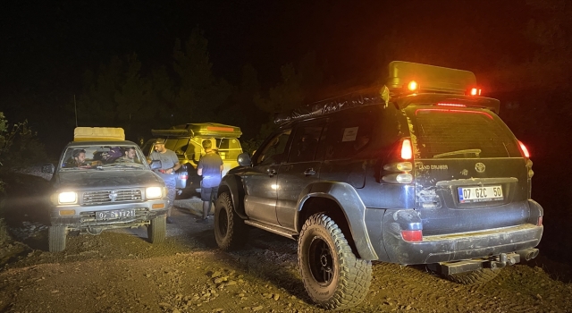 Antalya’da yangınla mücadele eden ekiplere arazi araçlarıyla yardım götürüyorlar