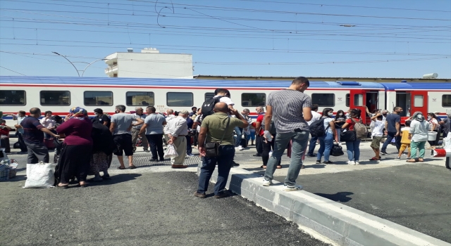 Mersin’de makas hatası nedeniyle yanlış raya giren trendeki yolcular tahliye edildi