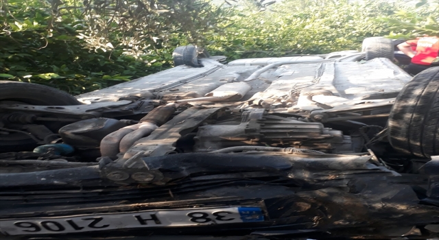 Mersin’de otomobil şarampole devrildi: 3 yaralı
