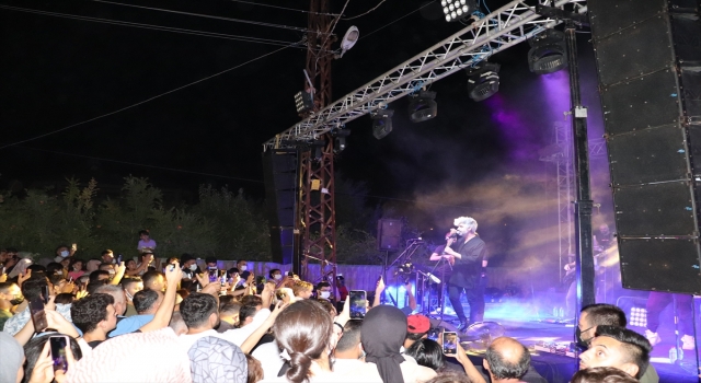 Manuş Baba, Hatay’da hayranlarına konser verdi