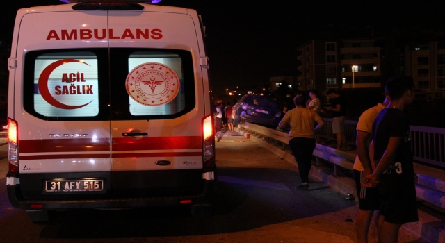 Hatay’da otomobil bariyerlere çarptı: 2 yaralı