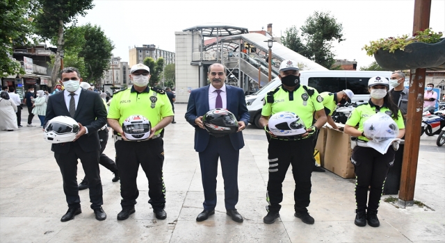 Kahramanmaraş’ta motosiklet sürücülerine kask dağıtıldı