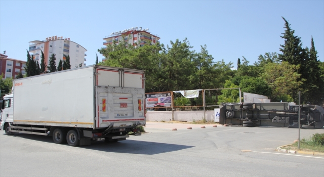 Serik’te kamyonların çarpışması sonucu 2 kişi yaralandı
