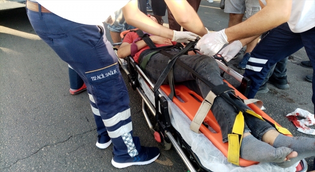 Adana’da hafif ticari kamyonet ile motosiklet çarpıştı: 1 yaralı