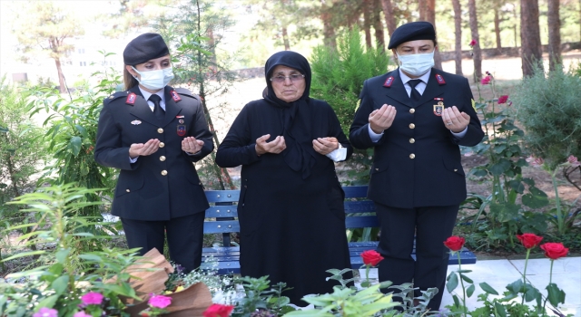 Şehit başçavuş Ferhat Gedik’in mezarı başında Kuranı Kerim okundu