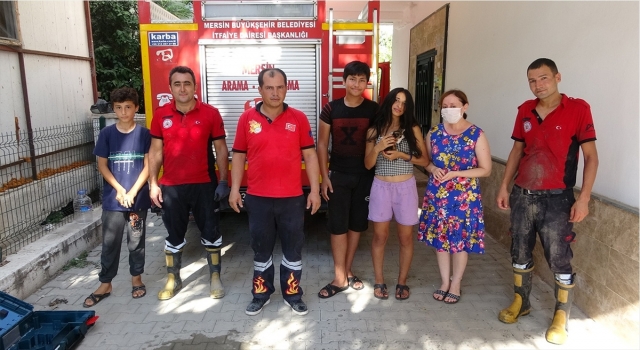 Mersin’de kanalizasyon borusunda sıkışan kedi yavrusunu itfaiye kurtardı