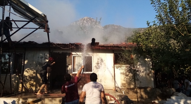 Antalya’da çıkan yangında 2 ev kullanılamaz hale geldi