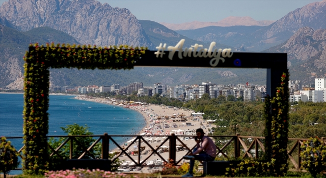 Antalya’da sıcak havadan bunalanlar sahillerde serinledi