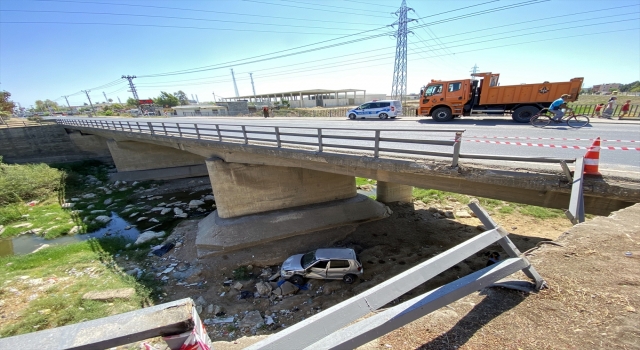Mersin’de otomobilin köprüdeki bariyeri aşarak dere yatağına devrilmesi sonucu 2 kişi yaralandı